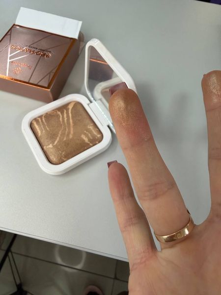 Запечений бронзер MATCH Radiant Baked Bronzer Bogenia 001016 фото